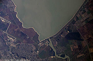 часть Краснодарского водохранилища (снимок из космоса)